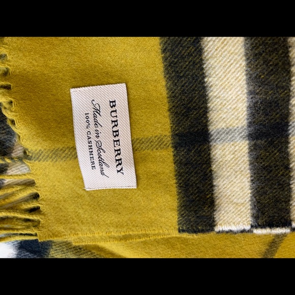 Burberry 100% cashmere scarf - Picture 2 of 2